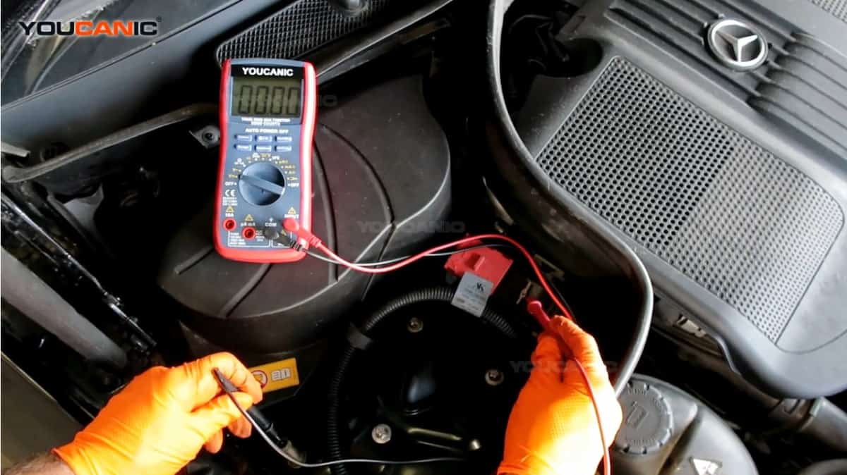 Checking The Battery Voltage Using A Multimeter3 1 - Test Mercedes-Benz Battery Voltage With A Multimeter