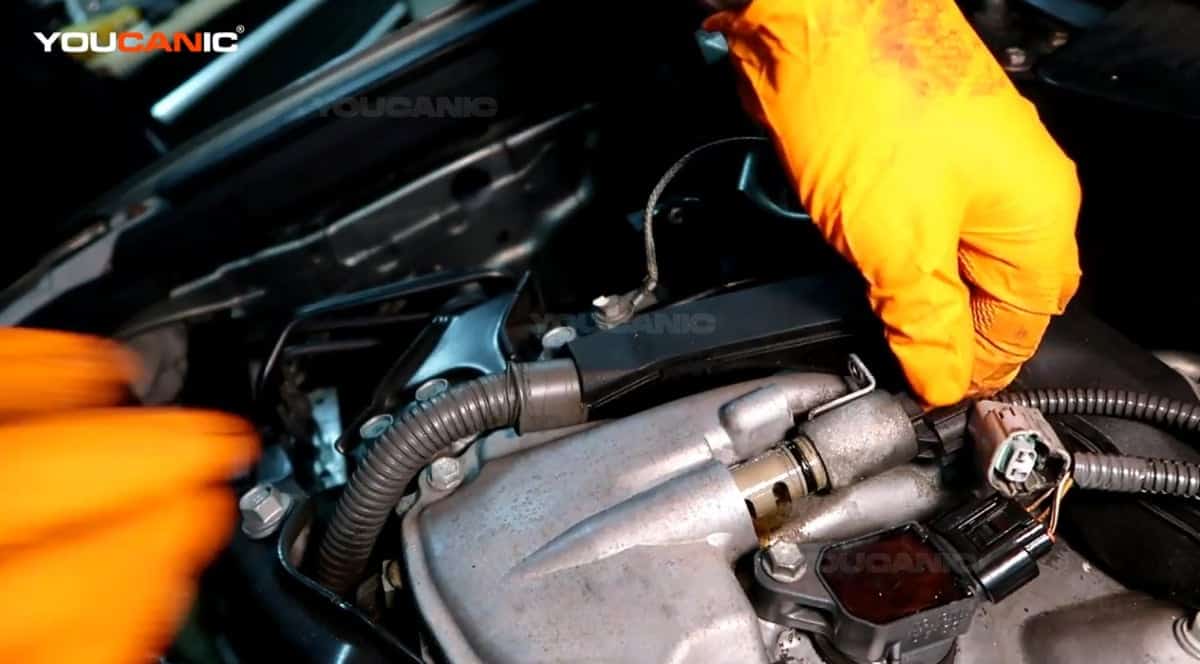 Removing The Camshaft Position Actuator B 0 1 - Toyota P0013 Fault Code - Replace Camshaft Position Actuator B